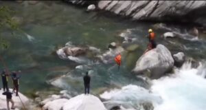 अलकनंदा की लहरों के बीच फंसे कर्नाटक के युवक का SDRF ने किया साहसिक रेस्क्यू थाना ज्योतिर्मठ की घटना