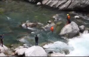 अलकनंदा की लहरों के बीच फंसे कर्नाटक के युवक का SDRF ने किया साहसिक रेस्क्यू थाना ज्योतिर्मठ की घटना