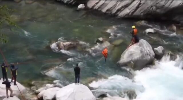 अलकनंदा की लहरों के बीच फंसे कर्नाटक के युवक का SDRF ने किया साहसिक रेस्क्यू थाना ज्योतिर्मठ की घटना