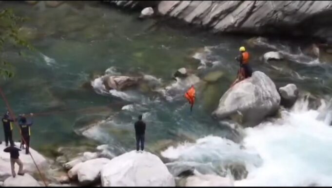 अलकनंदा की लहरों के बीच फंसे कर्नाटक के युवक का SDRF ने किया साहसिक रेस्क्यू थाना ज्योतिर्मठ की घटना