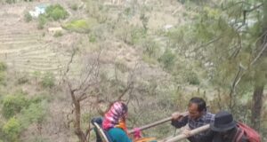 सड़क सुविधा न होने के चलते, डंडी के माध्यम से पहुंचाया अस्पताल