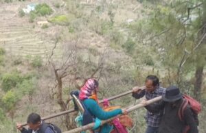 सड़क सुविधा न होने के चलते, डंडी के माध्यम से पहुंचाया अस्पताल