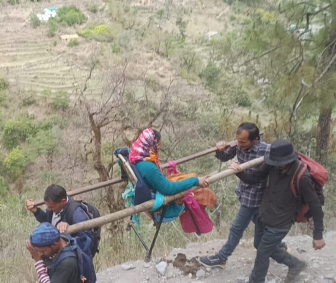 सड़क सुविधा न होने के चलते, डंडी के माध्यम से पहुंचाया अस्पताल