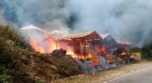 मंडल के समीप रेस्टोरेंट में भीषण आग, लाखों की संपत्ति राख