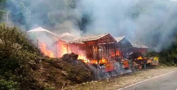 मंडल के समीप रेस्टोरेंट में भीषण आग, लाखों की संपत्ति राख