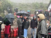 कड़ाके क़ि ठंड में घरेलू सिलेंडर के लिए घंटो खडे रहे लोग