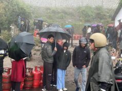 कड़ाके क़ि ठंड में घरेलू सिलेंडर के लिए घंटो खडे रहे लोग