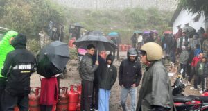 कड़ाके क़ि ठंड में घरेलू सिलेंडर के लिए घंटो खडे रहे लोग