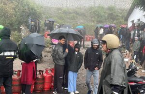 कड़ाके क़ि ठंड में घरेलू सिलेंडर के लिए घंटो खडे रहे लोग