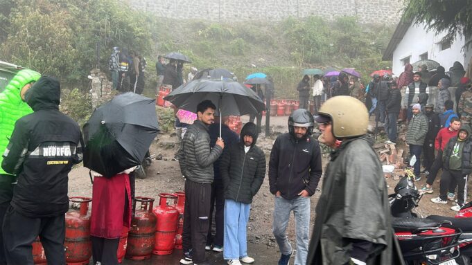 कड़ाके क़ि ठंड में घरेलू सिलेंडर के लिए घंटो खडे रहे लोग