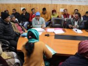 जिलाधिकारी की अध्यक्षता में तहसील प्रशासन, एनटीपीसी और परियोजना प्रभावित गांव के जन प्रतिनिधियों की बैठक हुयी आयोजित