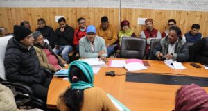 जिलाधिकारी की अध्यक्षता में तहसील प्रशासन, एनटीपीसी और परियोजना प्रभावित गांव के जन प्रतिनिधियों की बैठक हुयी आयोजित