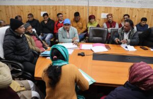 जिलाधिकारी की अध्यक्षता में तहसील प्रशासन, एनटीपीसी और परियोजना प्रभावित गांव के जन प्रतिनिधियों की बैठक हुयी आयोजित