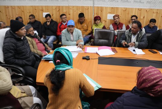 जिलाधिकारी की अध्यक्षता में तहसील प्रशासन, एनटीपीसी और परियोजना प्रभावित गांव के जन प्रतिनिधियों की बैठक हुयी आयोजित