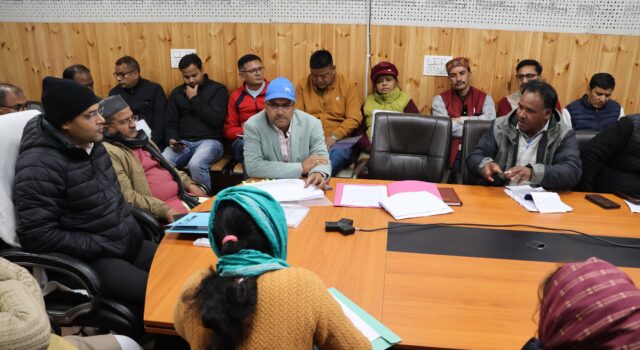 जिलाधिकारी की अध्यक्षता में तहसील प्रशासन, एनटीपीसी और परियोजना प्रभावित गांव के जन प्रतिनिधियों की बैठक हुयी आयोजित