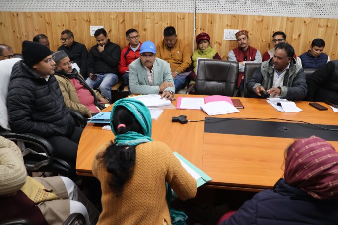 जिलाधिकारी की अध्यक्षता में तहसील प्रशासन, एनटीपीसी और परियोजना प्रभावित गांव के जन प्रतिनिधियों की बैठक हुयी आयोजित