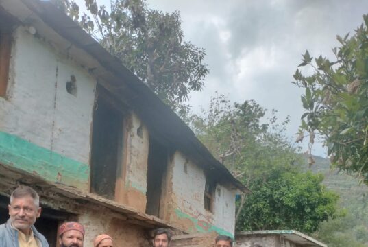 नंदानगर के मोखमल्ला गांव में आग से मकान राख, रेडक्रॉस ने पहुंचाई राहत