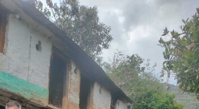 नंदानगर के मोखमल्ला गांव में आग से मकान राख, रेडक्रॉस ने पहुंचाई राहत