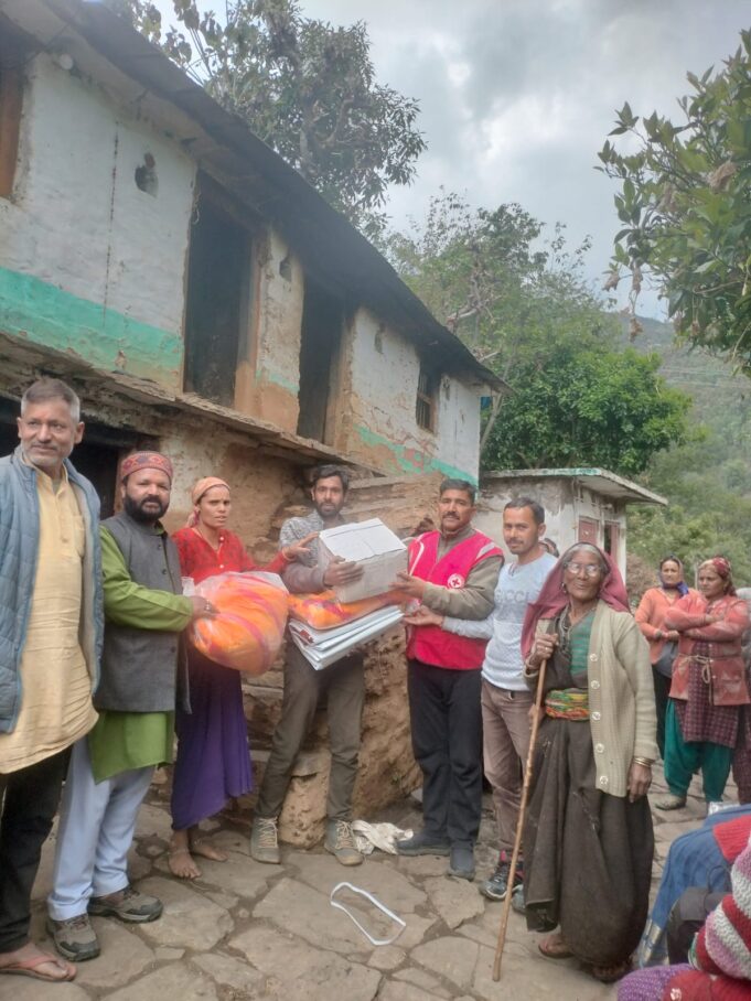 नंदानगर के मोखमल्ला गांव में आग से मकान राख, रेडक्रॉस ने पहुंचाई राहत