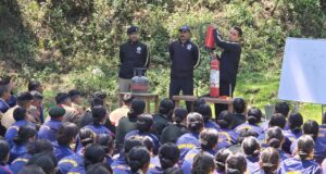 आग से मुकाबला कैसे करें: फायर सर्विस गोपेश्वर टीम ने एनसीसी कैडेट्स को सिखाए अग्नि सुरक्षा गुर