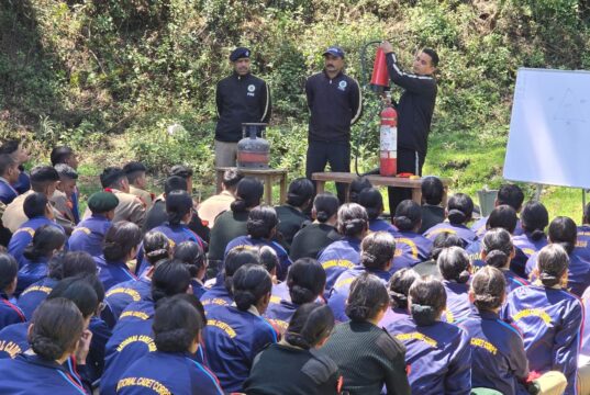 आग से मुकाबला कैसे करें: फायर सर्विस गोपेश्वर टीम ने एनसीसी कैडेट्स को सिखाए अग्नि सुरक्षा गुर