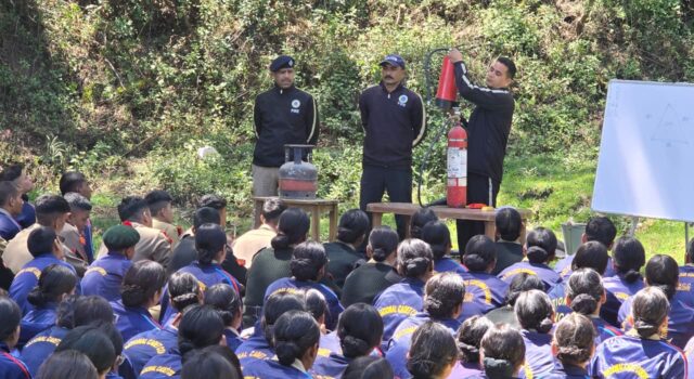 आग से मुकाबला कैसे करें: फायर सर्विस गोपेश्वर टीम ने एनसीसी कैडेट्स को सिखाए अग्नि सुरक्षा गुर