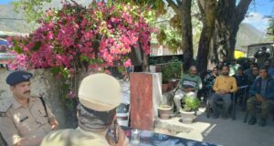 जाम मुक्त चारधाम यात्रा के लिए चमोली पुलिस ने कसी कमर: नन्दप्रयाग व ज्योतिर्मठ में टैक्सी यूनियन और व्यापार मंडल के पदाधिकारियों साथ की गई गोष्ठी