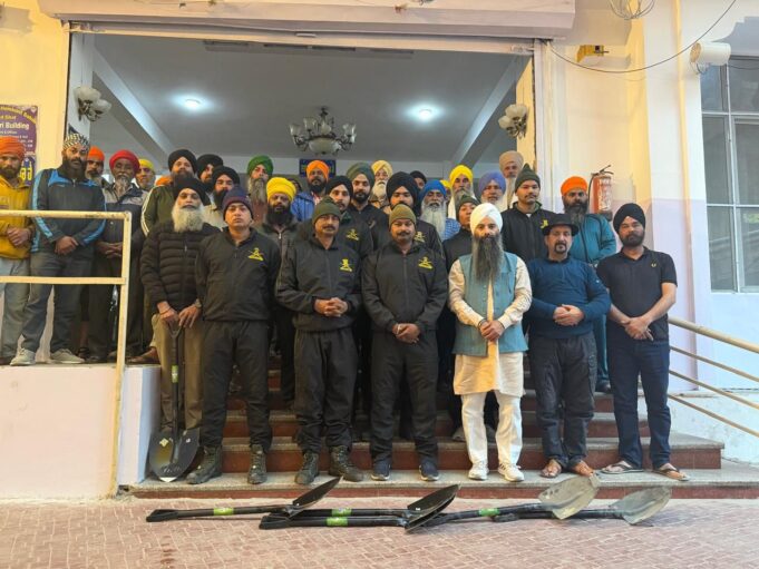 भारतीय सेना की 418 माउंटेन ब्रिगेड की टुकड़ी व ट्रस्ट के सेवादारों ने अरदास के बाद गोविंदघाट से घंगरिया के लिए रवाना