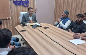 घरेलू व व्यवसायिक गैस की कमी पर प्रतिनिधिमंडल ने जिलाधिकारी से की मुलाकात