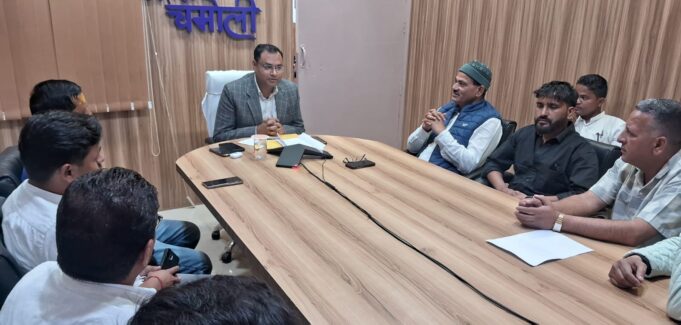 घरेलू व व्यवसायिक गैस की कमी पर प्रतिनिधिमंडल ने जिलाधिकारी से की मुलाकात