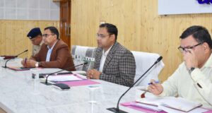 सीएम हेल्पलाइन से संबंधित शिकायतों के निस्तारण को लेकर समीक्षा बैठक आयोजित