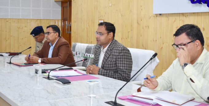 सीएम हेल्पलाइन से संबंधित शिकायतों के निस्तारण को लेकर समीक्षा बैठक आयोजित