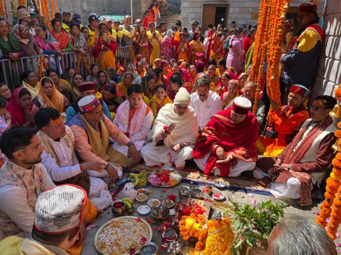 23 अप्रैल की प्रातः 6 बजकर 15 मिनट पर बदरीनाथ धाम के कपाट श्रद्धालुओं के दर्शनार्थ खोल दिए जाएंगे।