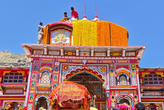 चमोली:बद्रीनाथ धाम में दिव्य आगमन: उद्धव जी व कुबेर जी की उत्सव डोलियाँ सकुशल पहुँची, गूंजे “जय बद्री विशाल” के जयकारे