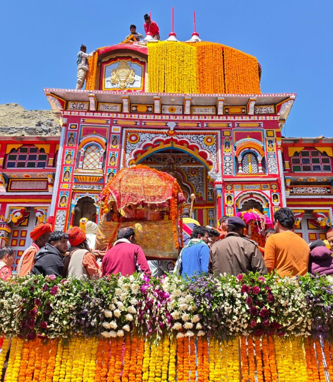चमोली:बद्रीनाथ धाम में दिव्य आगमन: उद्धव जी व कुबेर जी की उत्सव डोलियाँ सकुशल पहुँची, गूंजे “जय बद्री विशाल” के जयकारे