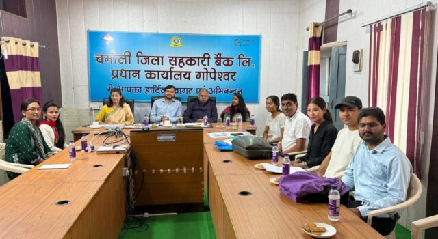 नाबार्ड प्रोजेक्ट लूम्स ऑफ नीति माना सहकारी समिति की समीक्षा बैठक आयोजित की गई