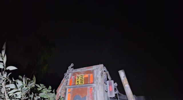 *गहरी खाई में गिरे ट्रक चालक को SDRF ने किया रेस्क्यू, अंधेरे में चलाया सफल अभियान