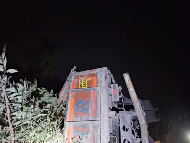 *गहरी खाई में गिरे ट्रक चालक को SDRF ने किया रेस्क्यू, अंधेरे में चलाया सफल अभियान