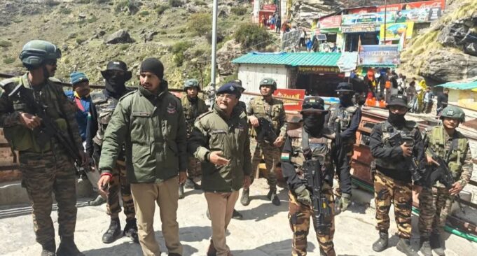 बदरीनाथ धाम में हाई अलर्ट, पुलिस-एटीएस ने माणा सीमा तक किया फ्लैग मार्च