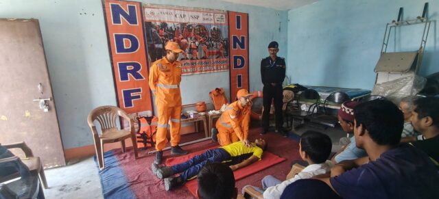 दशोली ब्लॉक के बेमरू गांव में एनडीआरएफ ने दिया आपदा प्रबंधन प्रशिक्षण
