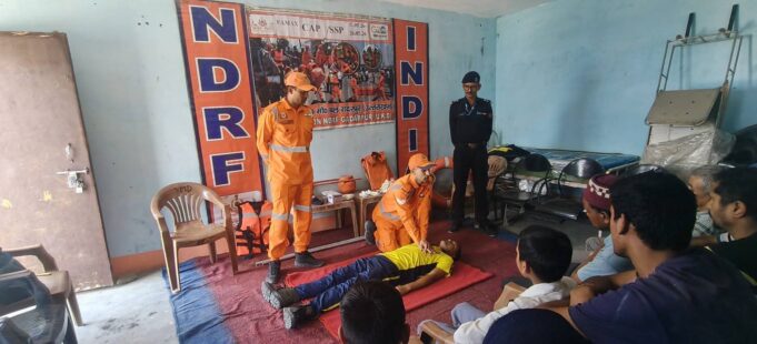 दशोली ब्लॉक के बेमरू गांव में एनडीआरएफ ने दिया आपदा प्रबंधन प्रशिक्षण