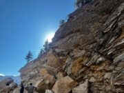 नीती घाटी को जोड़ने वाला मार्ग काली मंदिर के पास चट्टान टूटने से हुवा अवरुद्ध