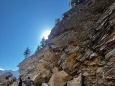 नीती घाटी को जोड़ने वाला मार्ग काली मंदिर के पास चट्टान टूटने से हुवा अवरुद्ध