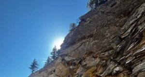 नीती घाटी को जोड़ने वाला मार्ग काली मंदिर के पास चट्टान टूटने से हुवा अवरुद्ध