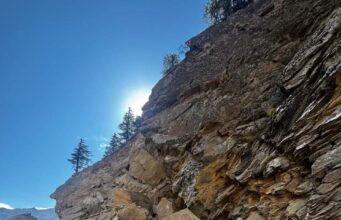नीती घाटी को जोड़ने वाला मार्ग काली मंदिर के पास चट्टान टूटने से हुवा अवरुद्ध
