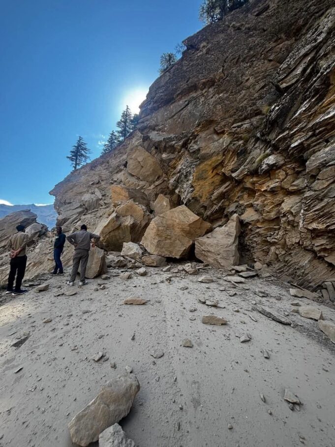 नीती घाटी को जोड़ने वाला मार्ग काली मंदिर के पास चट्टान टूटने से हुवा अवरुद्ध
