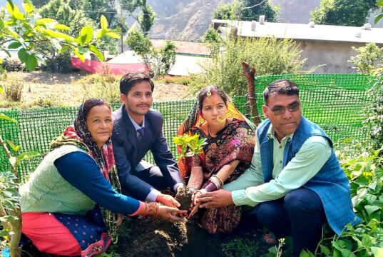 विवाह को पर्यावरण संरक्षण से जोड़कर चमोली के युवा समाजसेवी शिव सिंह फ़र्स्वाण ने दिया अनूठा संदेश।