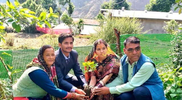 विवाह को पर्यावरण संरक्षण से जोड़कर चमोली के युवा समाजसेवी शिव सिंह फ़र्स्वाण ने दिया अनूठा संदेश।