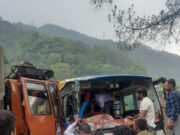 बदरीनाथ हाईवे पर बस और ट्रक की भिड़ंत, चालक घायल