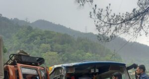 बदरीनाथ हाईवे पर बस और ट्रक की भिड़ंत, चालक घायल